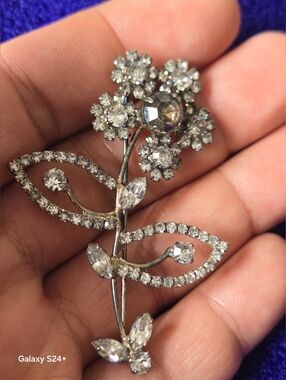 Crystal Floral Silver-Tone Brooch Pin - Clear Sparkling Flower